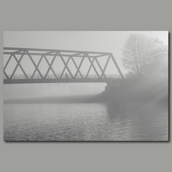 Un puente en la niebla