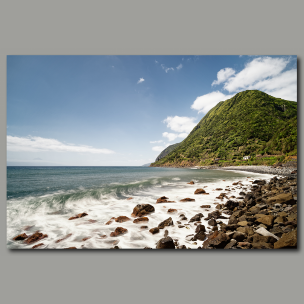 Plage isolée au nord de l'île de São Jorge aux Açores