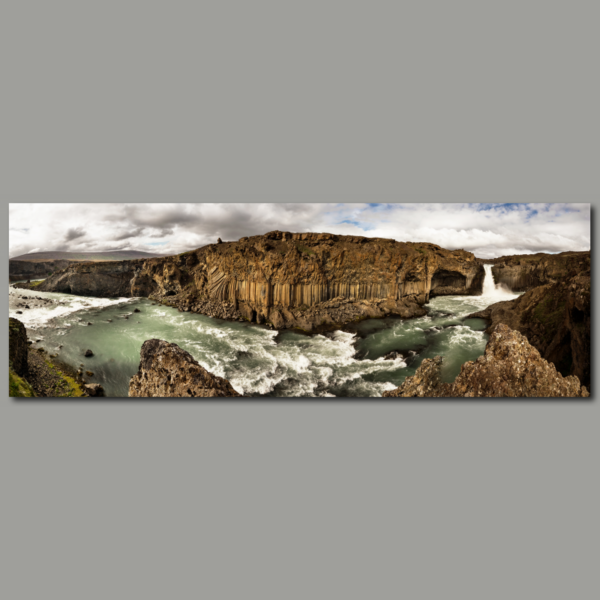 Panorama con cascata, rocce e ampio paesaggio