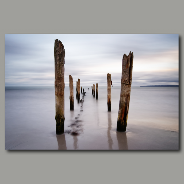 Poster: Holzstangen am Strand