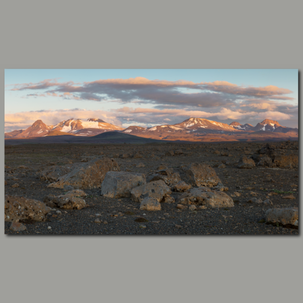 Poster: Panorama - Dunkle Steinlandschaft Bergkette im Abendlicht