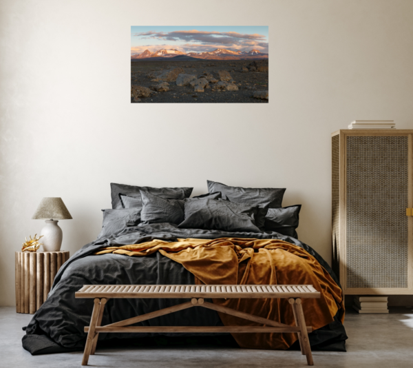 Poster: Panorama - Dunkle Steinlandschaft Bergkette im Abendlicht - immagine 4