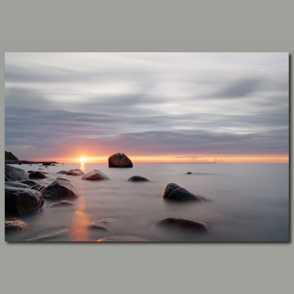 Poster: Sonnenstrahl am Steinstrand