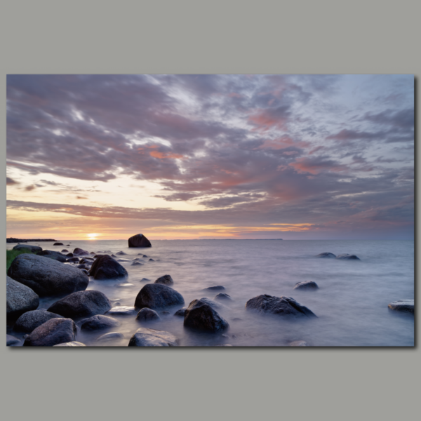 Poster: Tramonto su una spiaggia rocciosa