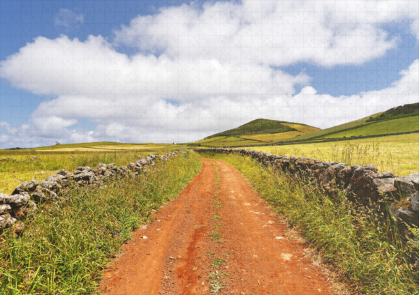 raxxa Premium-Puzzle: Roter Fahrweg in einer hügeligen Landschaft – Bild 2