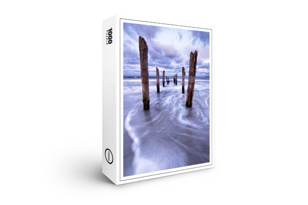 raxxa Premium-Puzzle: Holzstangen am Strand