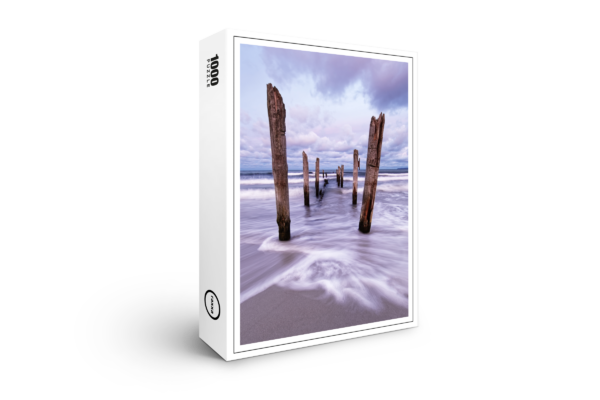 raxxa premium puzzle: Wooden poles in the surf