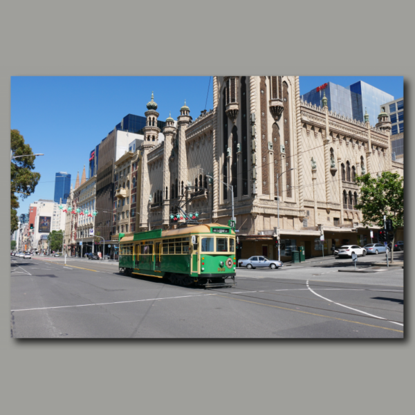 Cartel: Melbourne Flinders Street con tranvía histórico